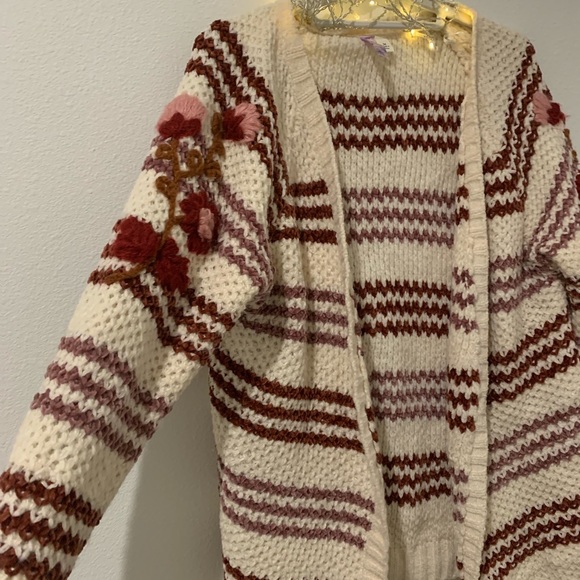 ✨soft, cozy, & chunky floral sweater - Picture 2 of 5